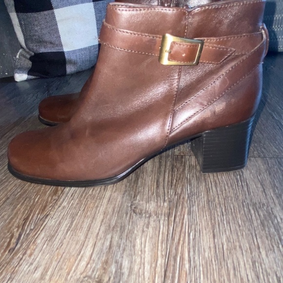 Covington size 7 ladies leather booties - Picture 2 of 5